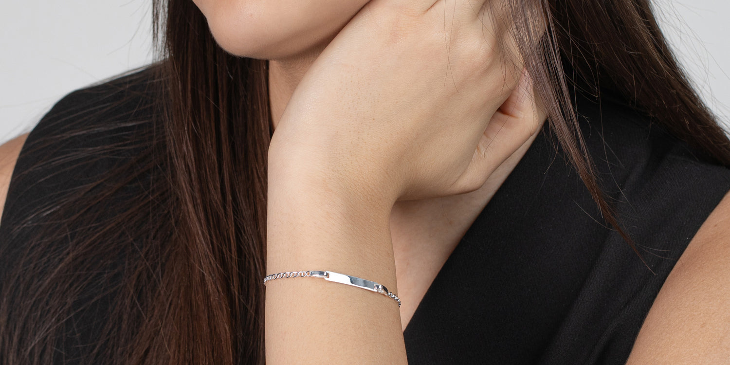 Silbernes Gravurarmband an Damenhandgelenk, personalisierter Schmuck
